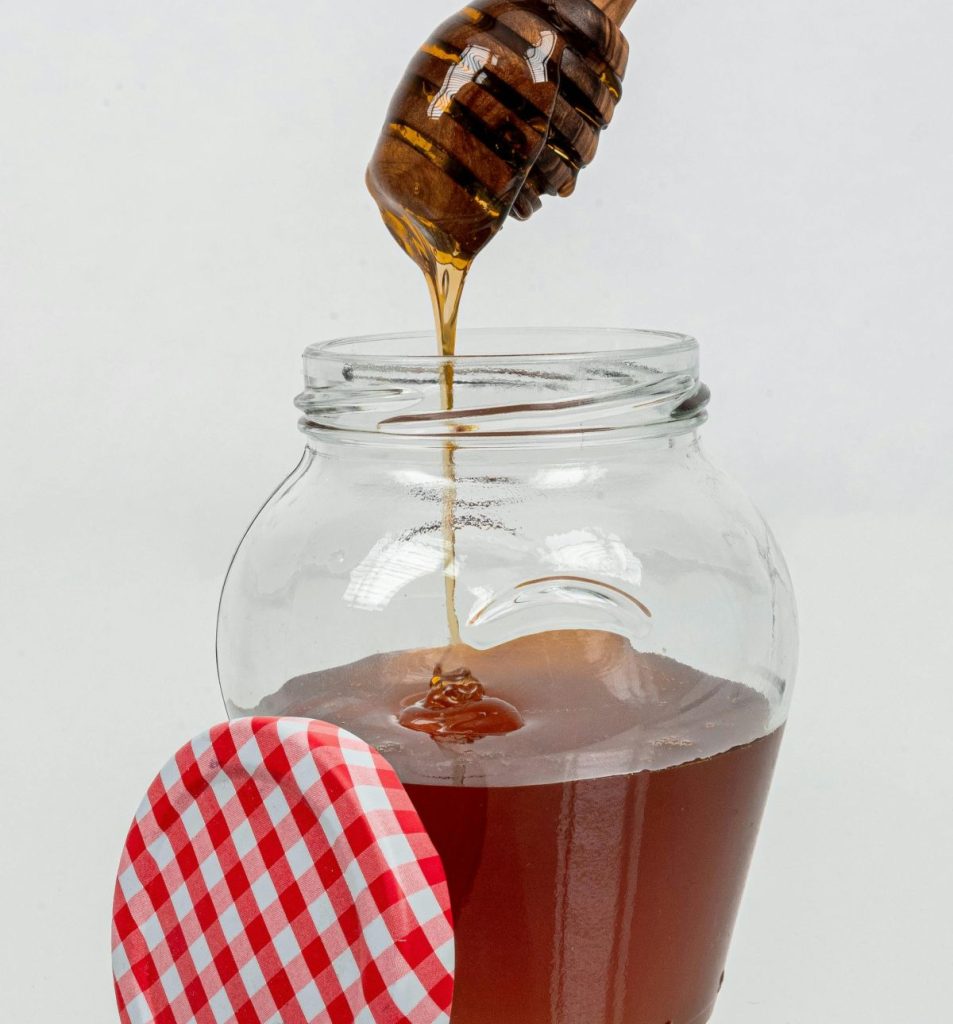 Mierea de mană și mierea polifloră montană din județul Suceava, similare sau mai bune decât mierea de manuka produsă în Noua Zeelandă